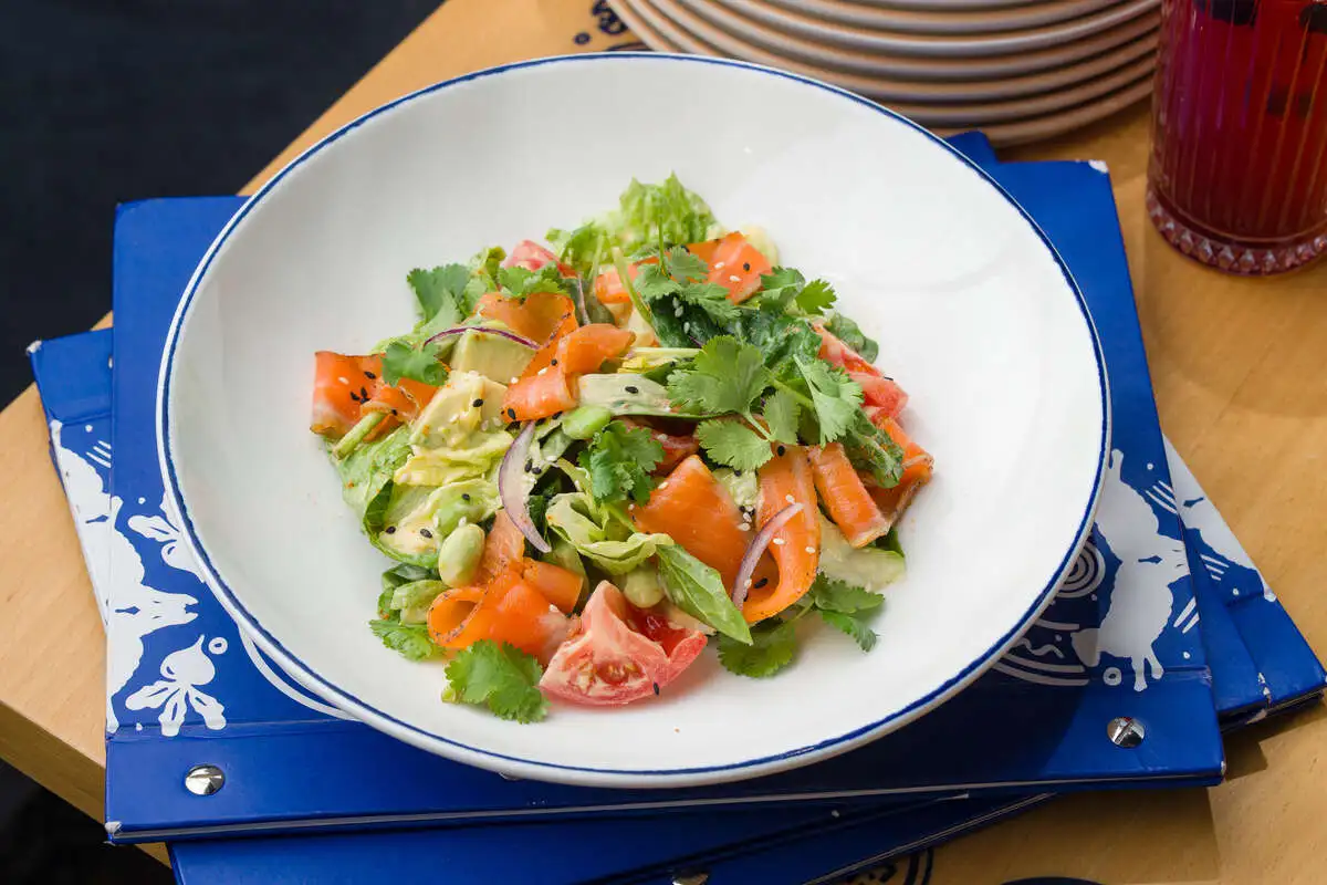 Салат с семгой, авокадо и соусом манго-маракуйя