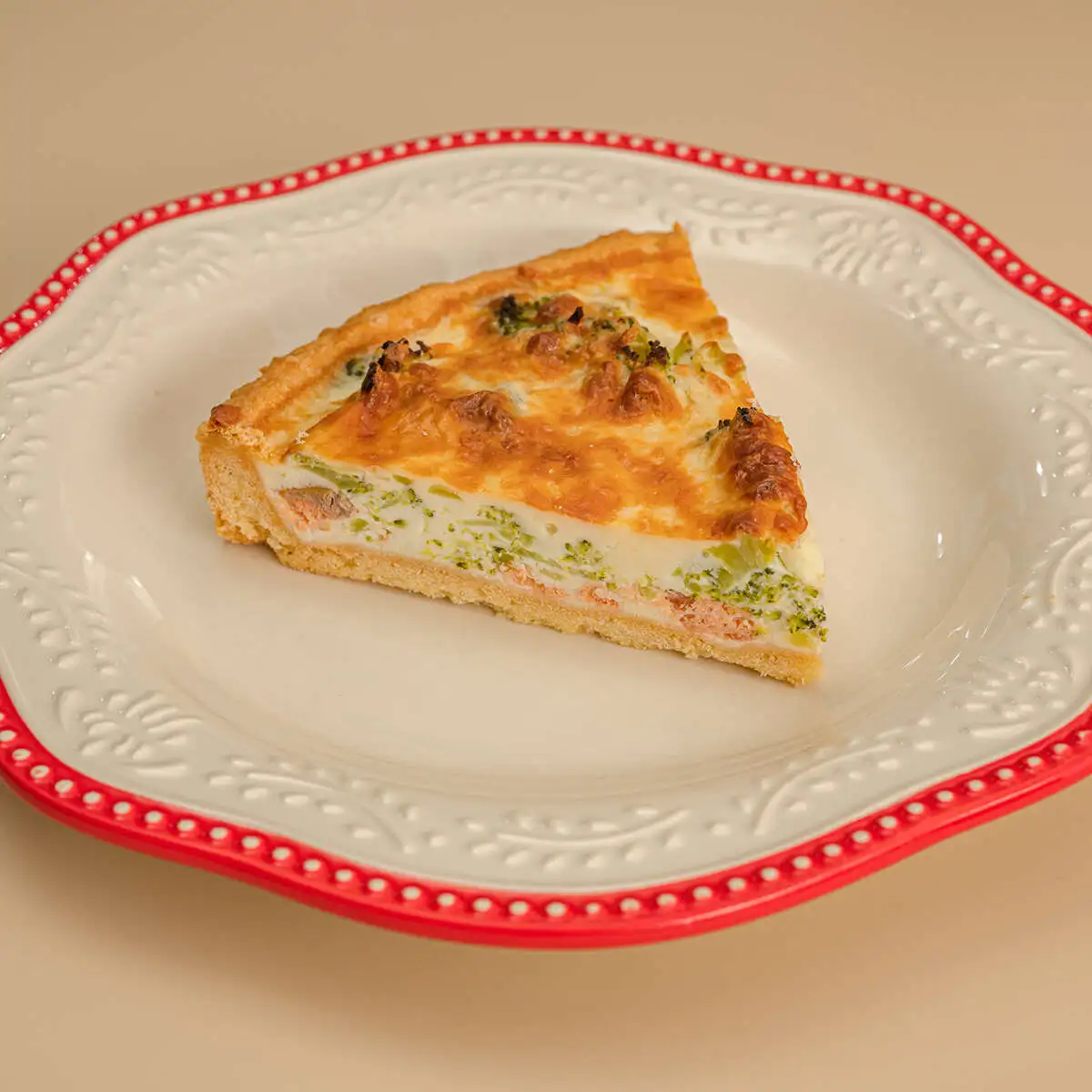 Киш с красной рыбой, моцареллой и брокколи