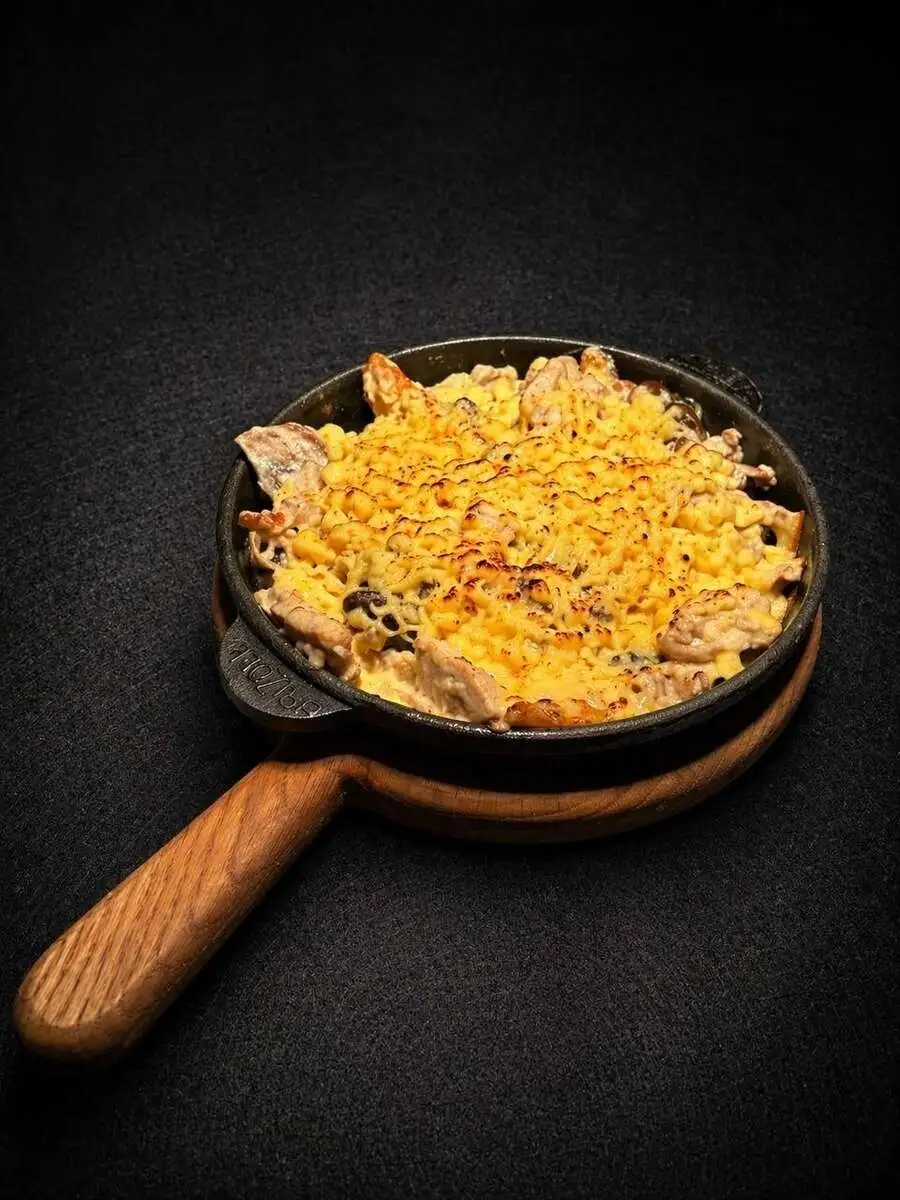 Сковородка с мясом под сыром