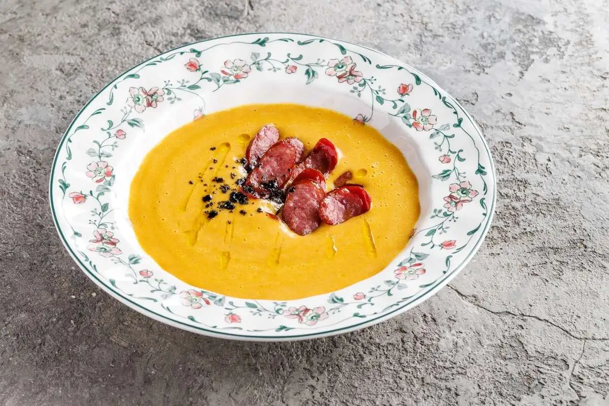 Сырный суп с копчеными колбасками
