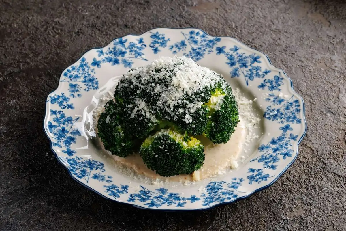 Брокколи в ореховом соусе
