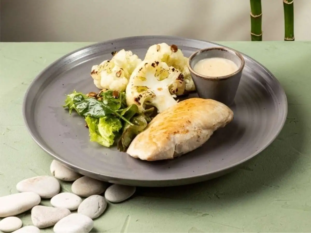 Куриная грудка с цветной капустой, соусом карри и семечками
