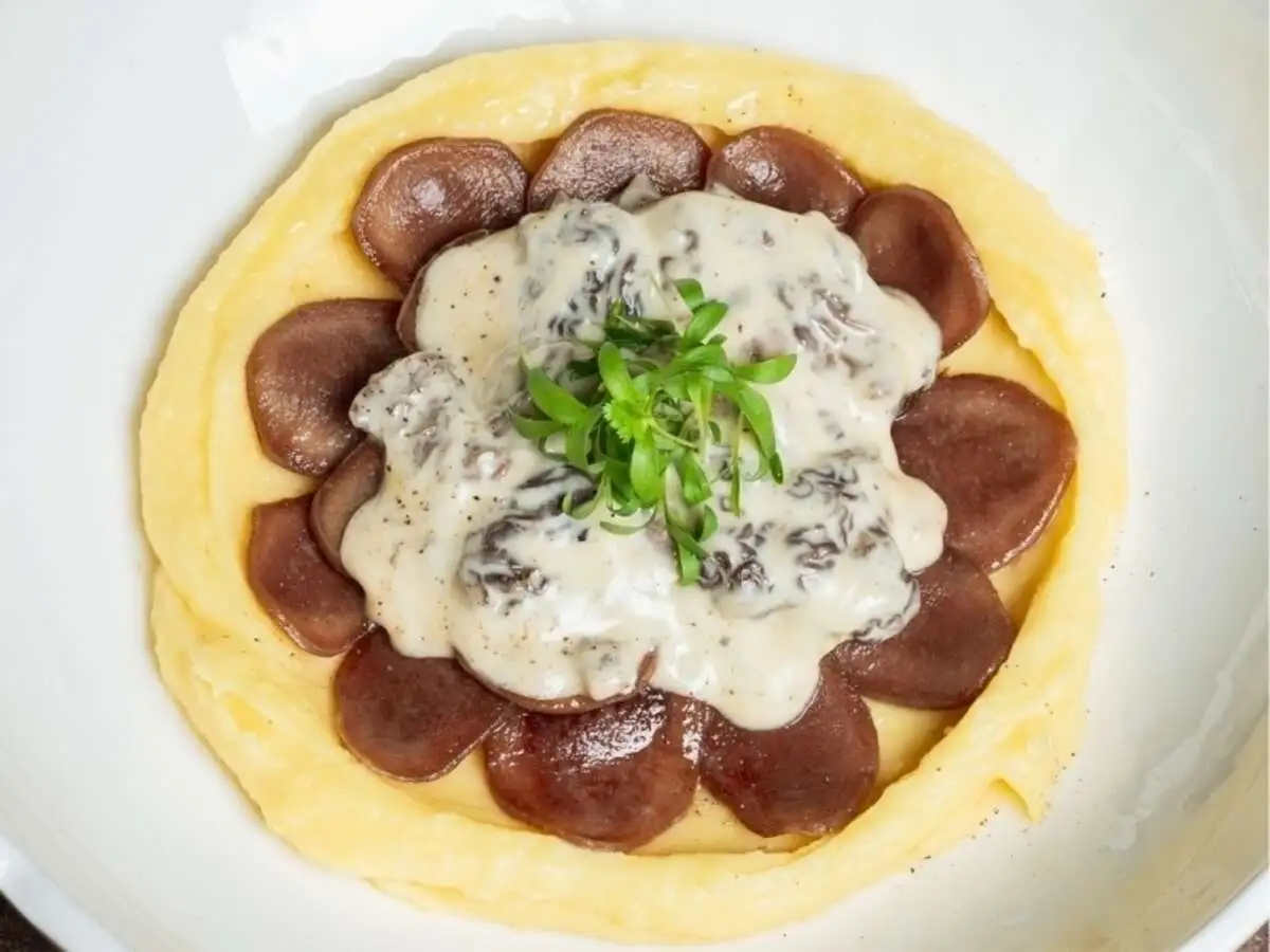Язык оленя с картофельным пюре и соусом из сморчков