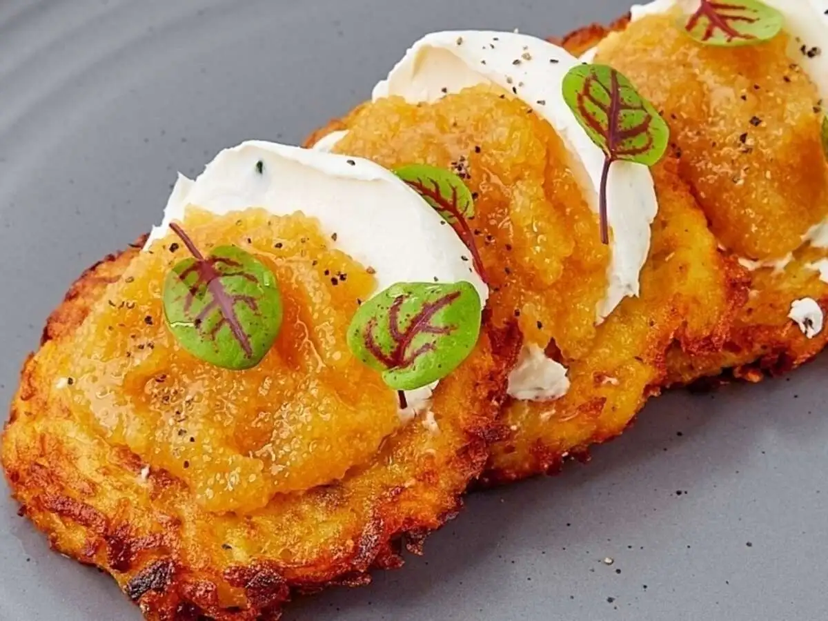 Драники с щучьей икрой и мягким сыром 