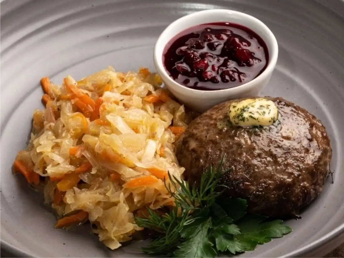 Котлета из оленины с тушеной капустой и брусничным соусом