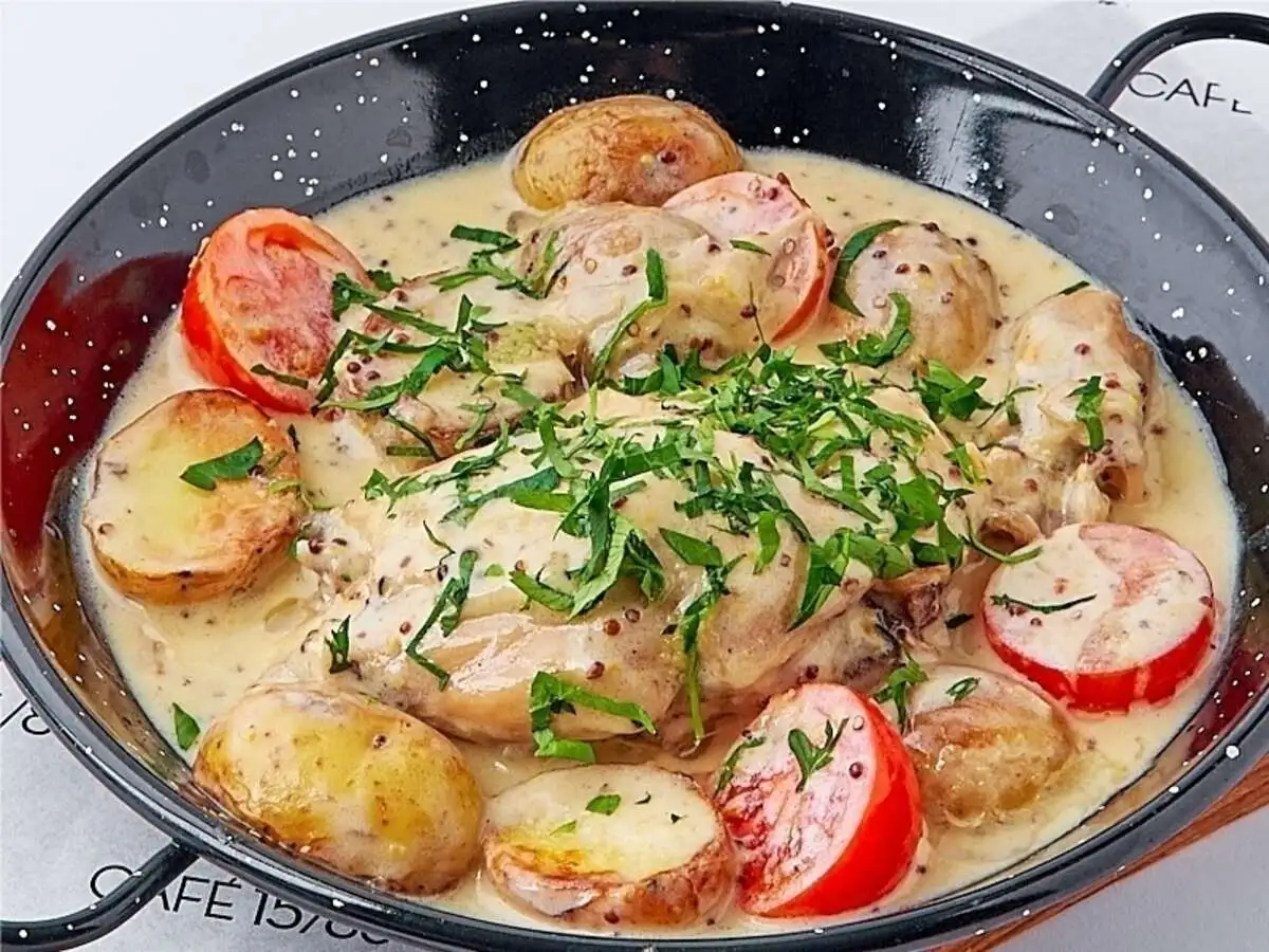 Утиная ножка с молодым картофелем и горчичным соусом