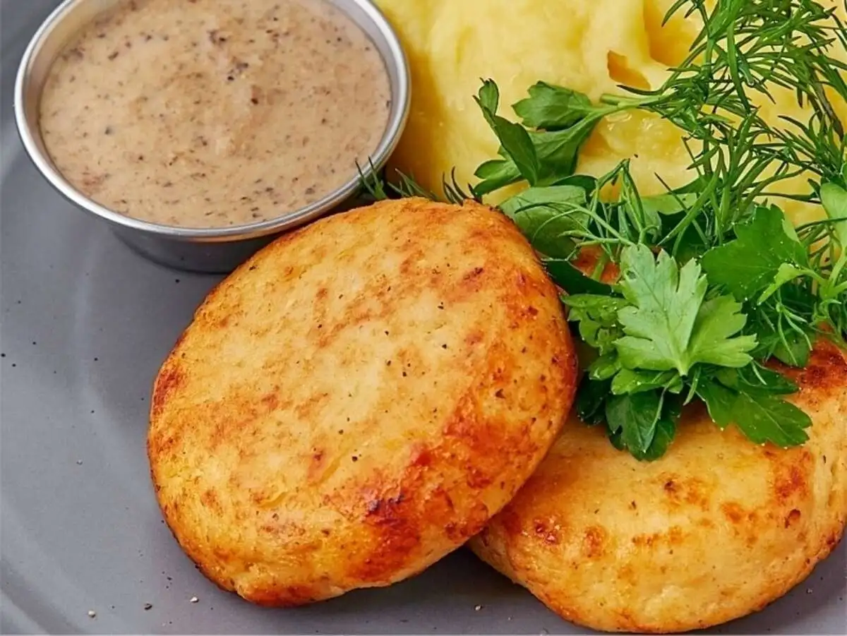 Котлеты из щуки с картофельным пюре и грибным соусом