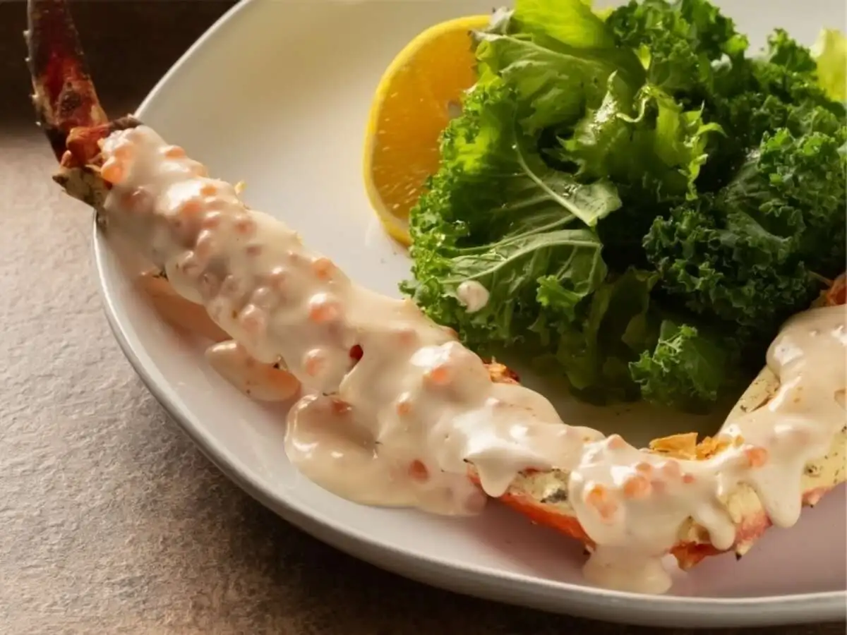 Фаланга краба запеченная с красной икрой и сливочным соусом 