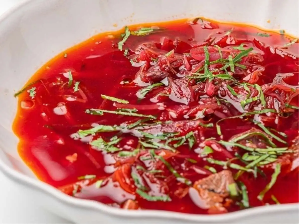 Борщ с говядиной, фермерским салом и бородинским хлебом