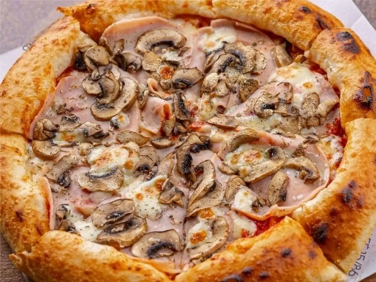 Пицца с ветчиной и грибами