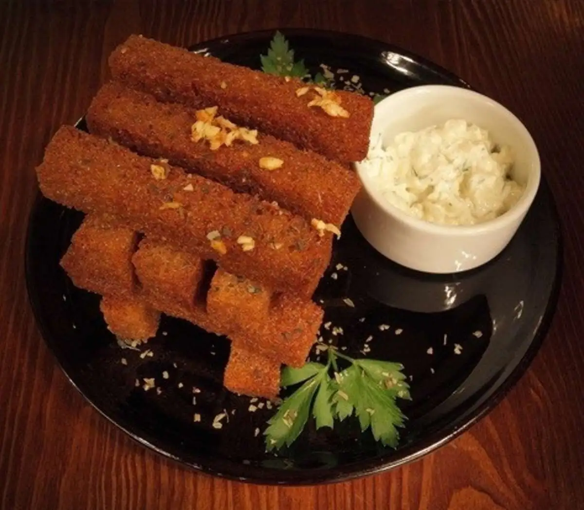 Гренки чесночные (с белым соусом)