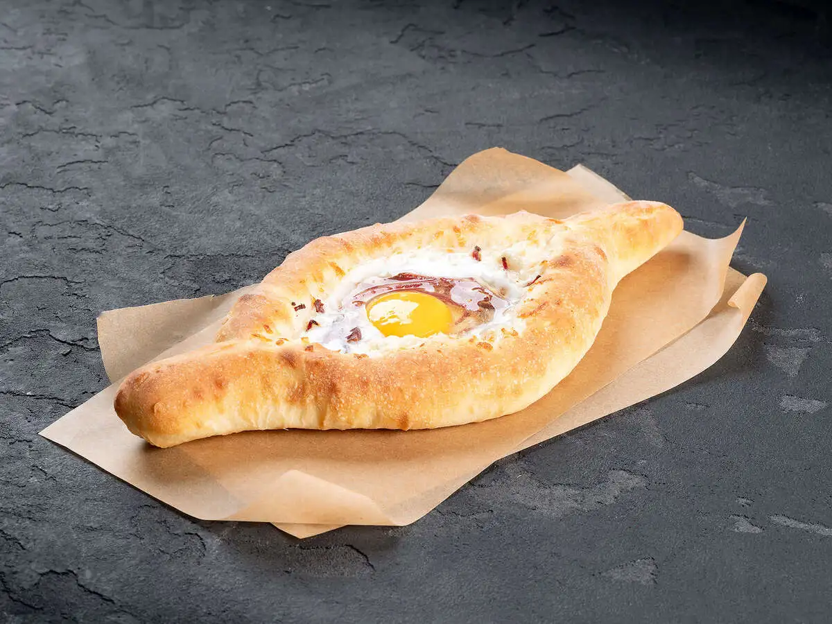 ХАЧАПУРИ  С БАСТУРМОЙ