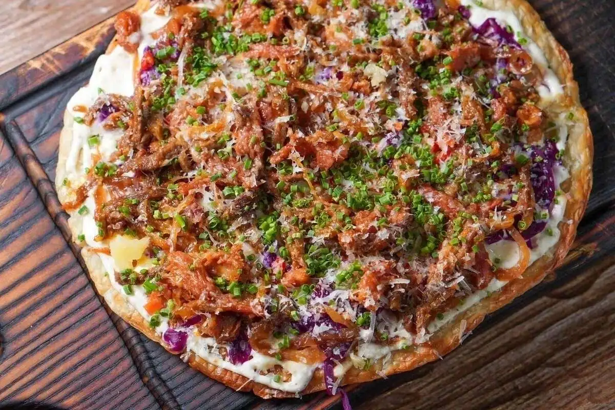 Лепешка роти с рваным мясом, чоризо и трюфельным соусом 230гр.
