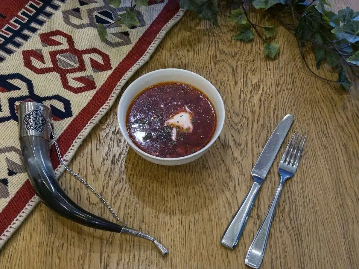 Борщ с говядиной и сметаной