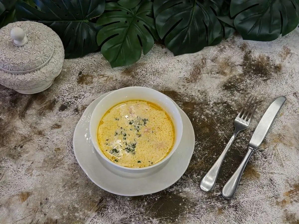 Сливочная уха с треской и вешенками