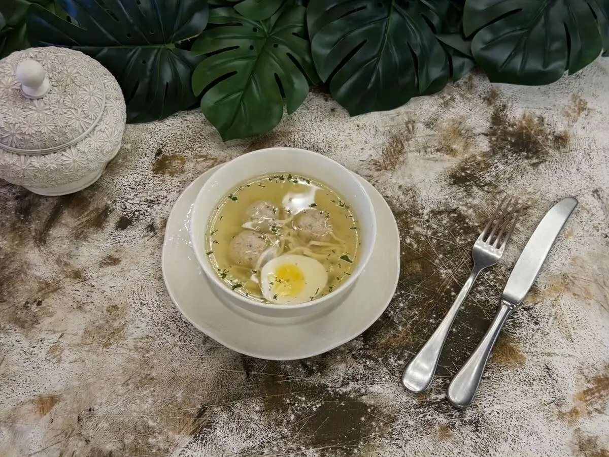 Куриный бульон с фрикадельками