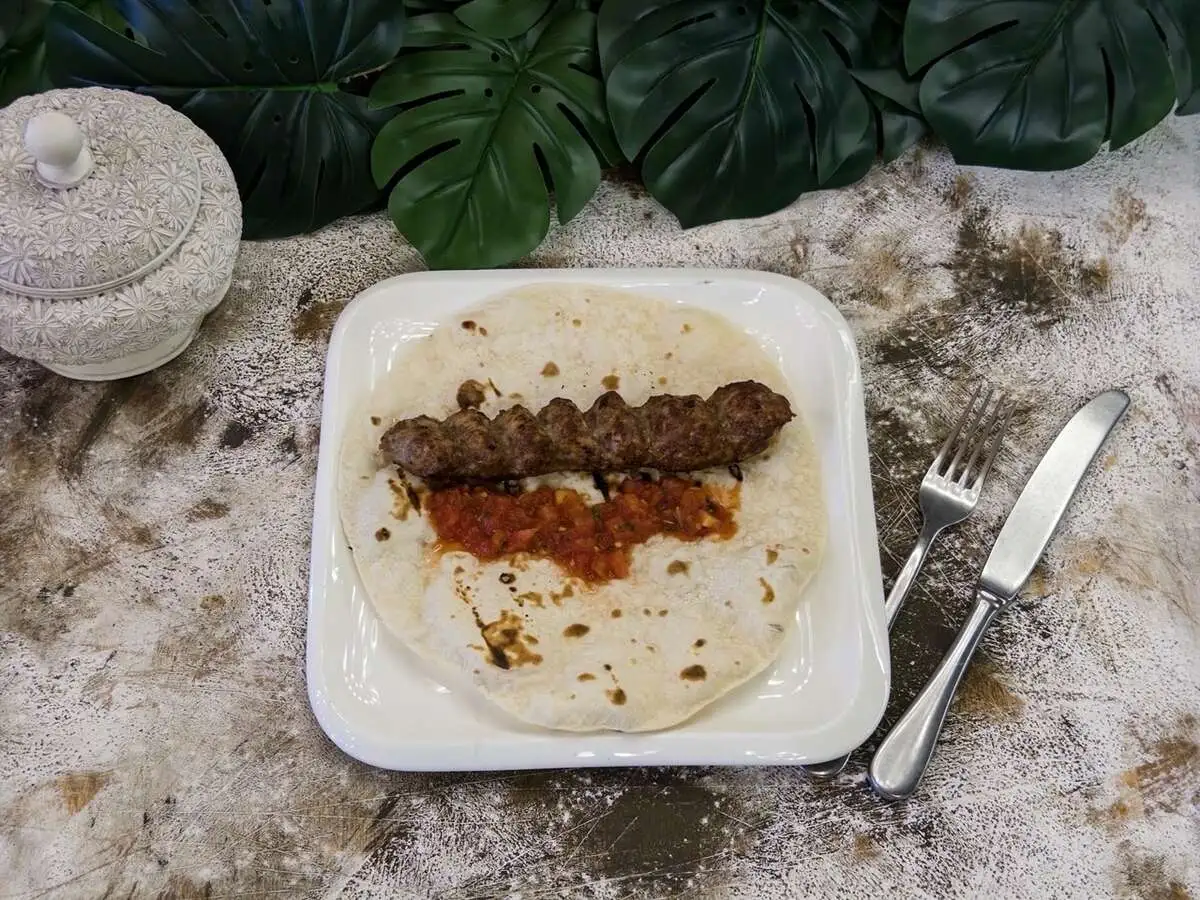Пита с кебабом из говядины и свинины