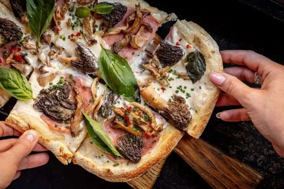 Пицца со сморчками и ветчиной