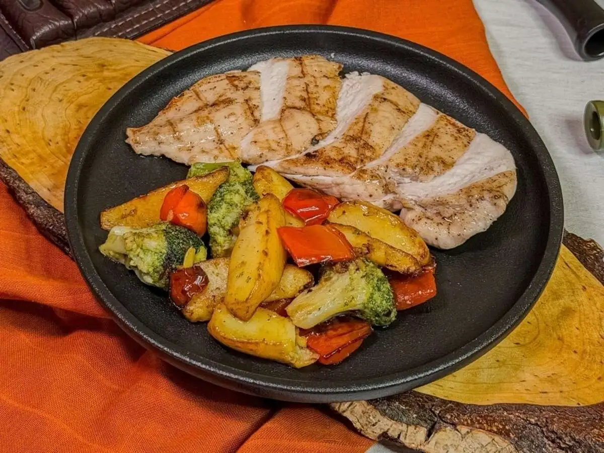 Куриная грудка с овощами
