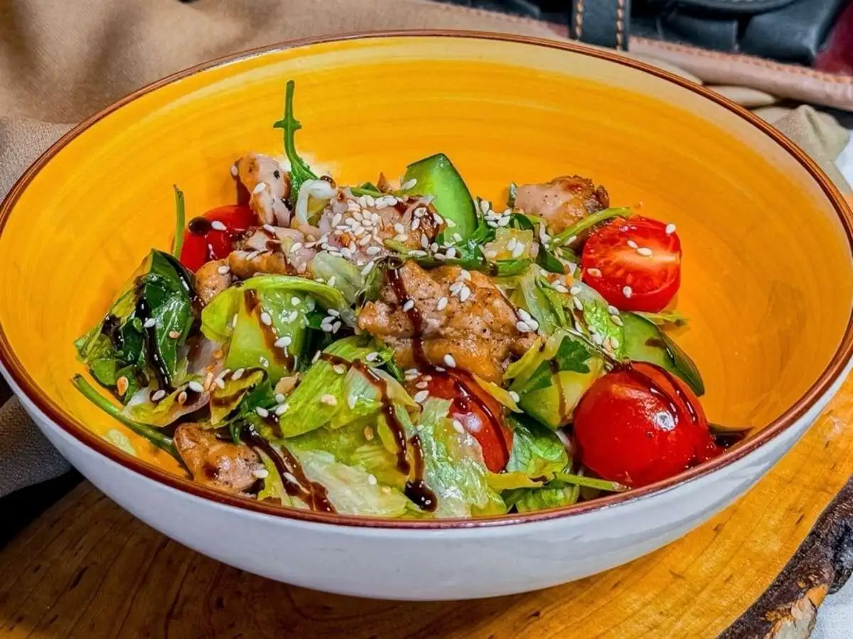 Салат овощной с курицей