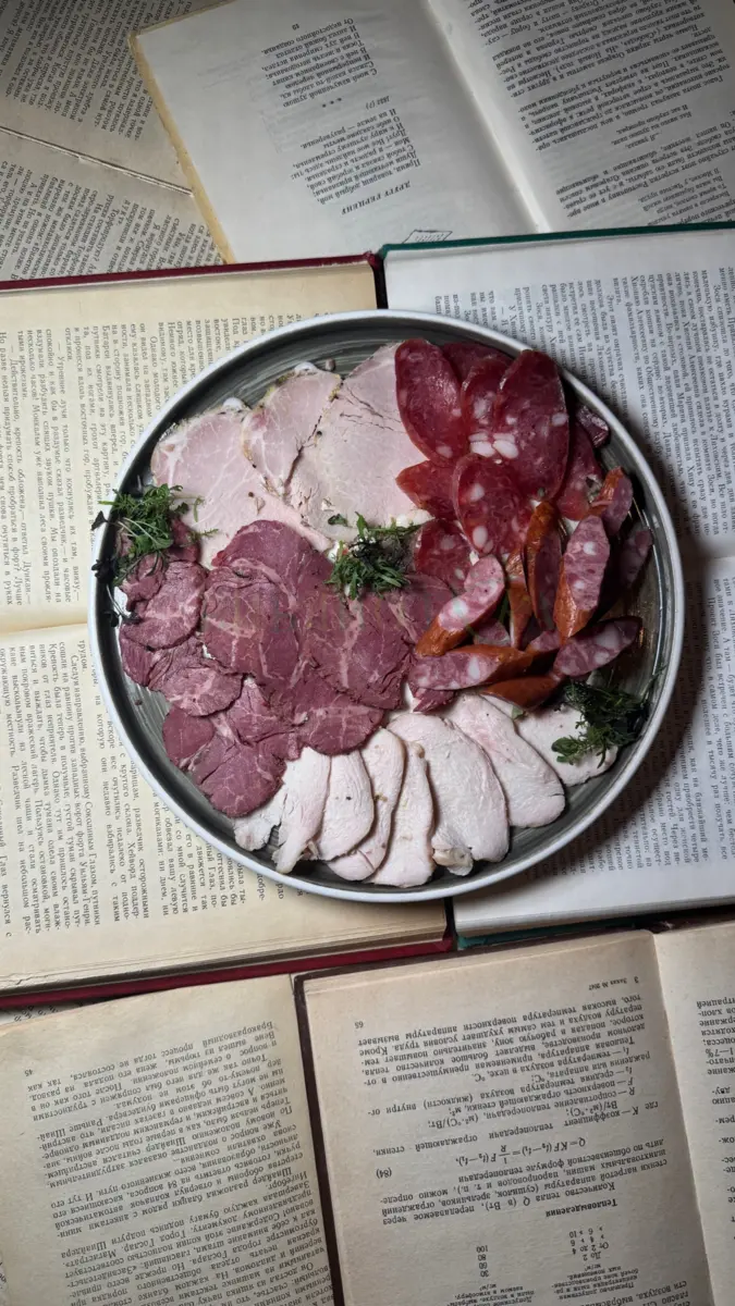 Тарелка мясных деликатесов  