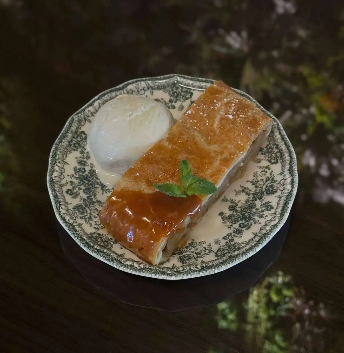 Штрудель с яблоком и мороженным/Strudel with apple and ice cream