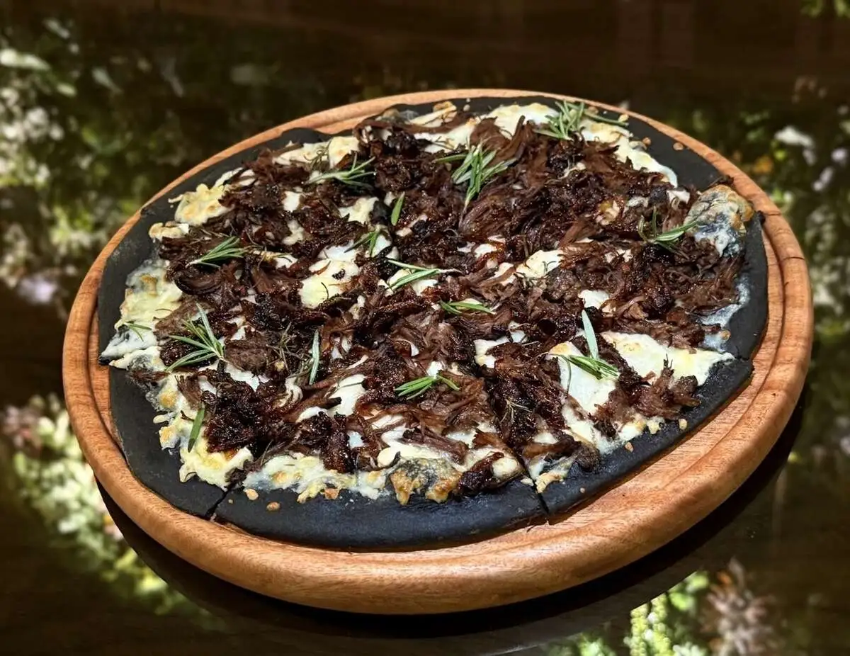 Пицца говядина с карамелезированным луком/Beef pizza with caramelized onio