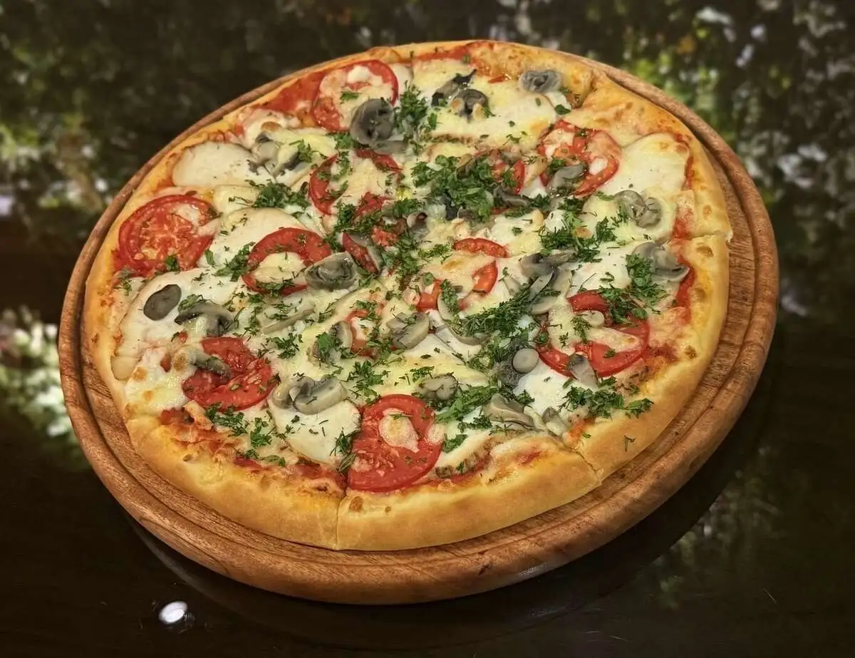 Пицца с курицей и грибами/Pizza with chicken and mushrooms