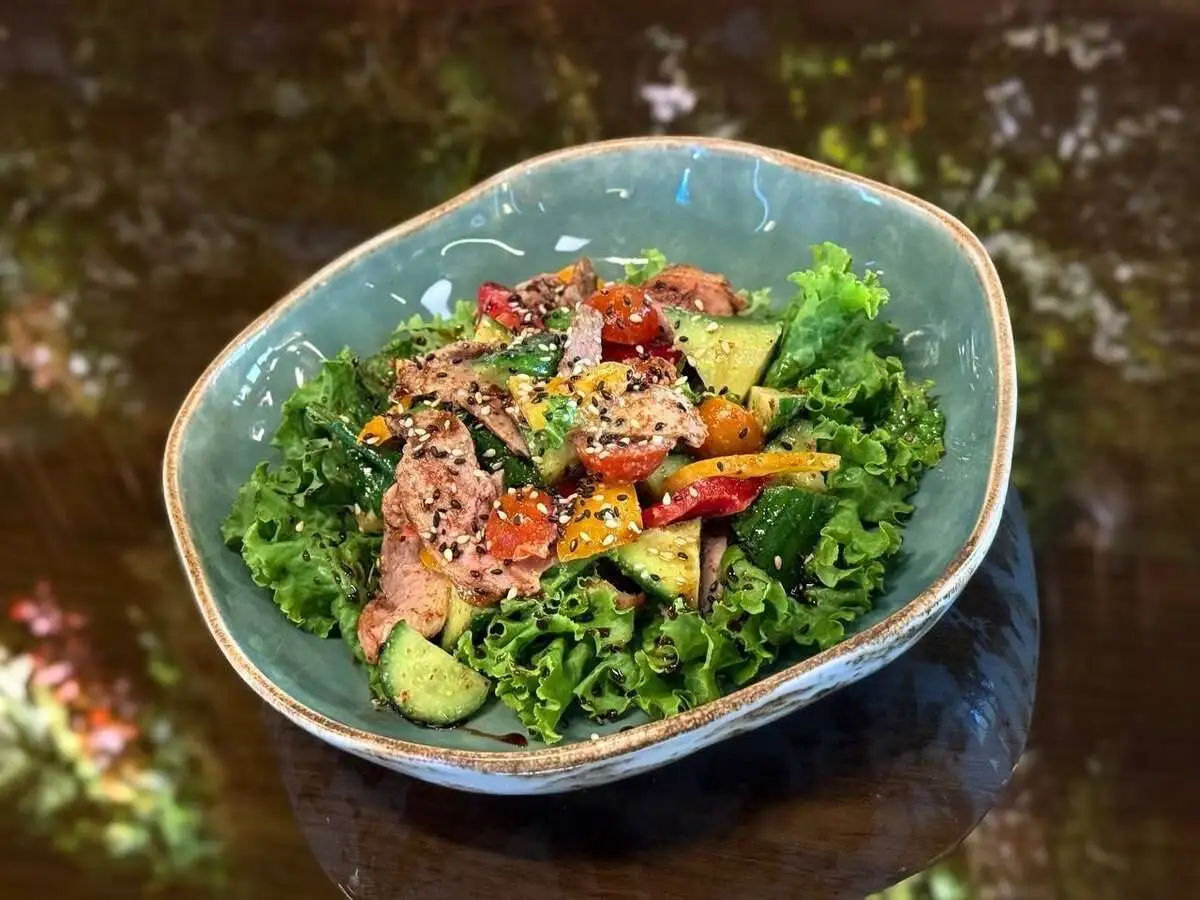 Салат с утиной грудкой и  свежими овощами / Salad with duck breast and fres