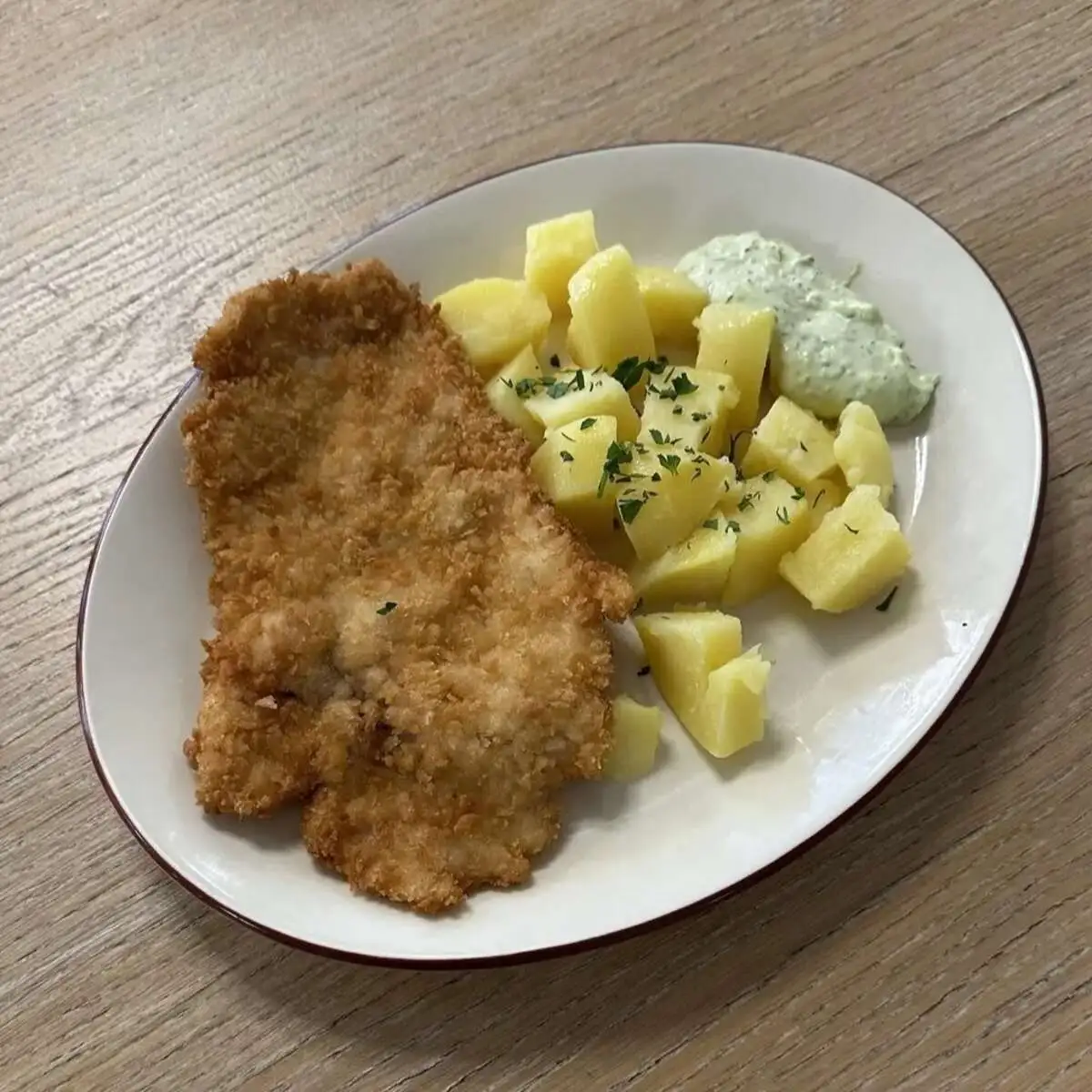 Шницель из индейки с французским соусом и отварным картофелем