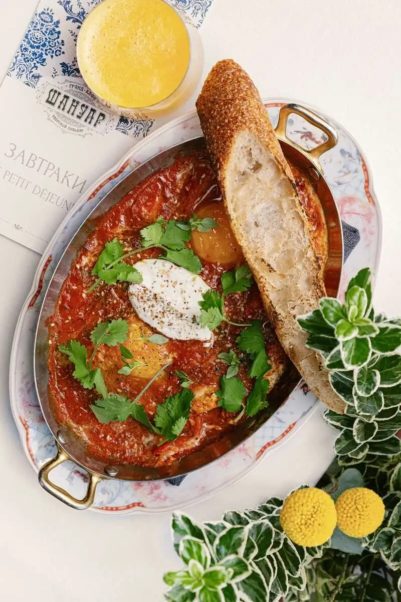 Шакшука с козьим сыром и яйцом пашот