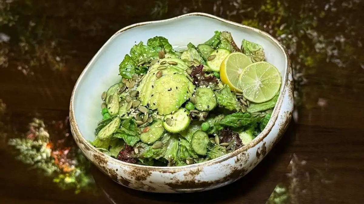 Зеленый салат с авокадо/Green salad with avocado