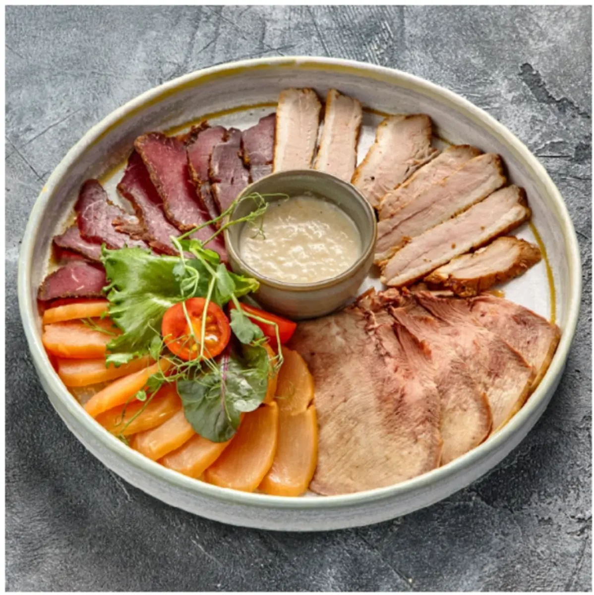 Ассорти мясных деликатесов