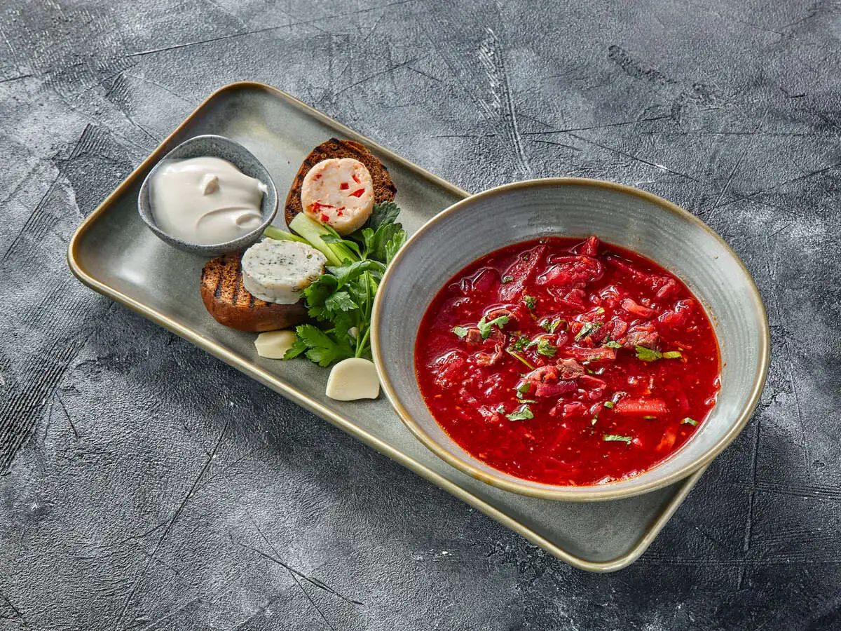 Борщ с говядиной и сметаной 