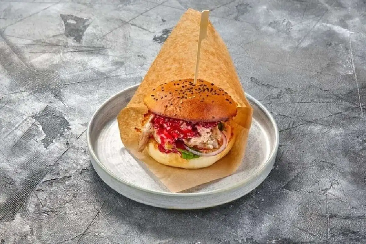 Бургер с рваной свининой и брусничным соусом