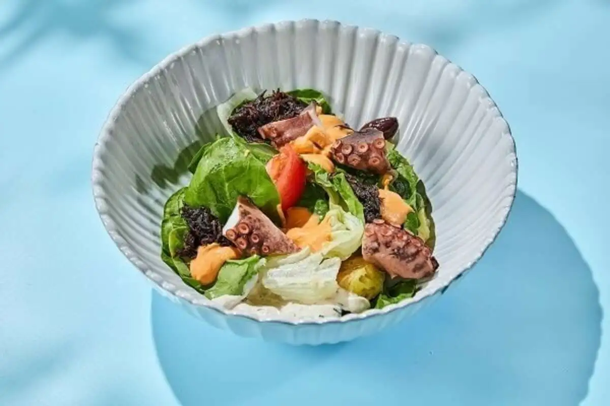 Салат с осьминогом и печеным картофелем