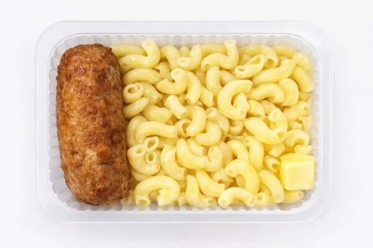 Рулет куриный с макаронами отварными