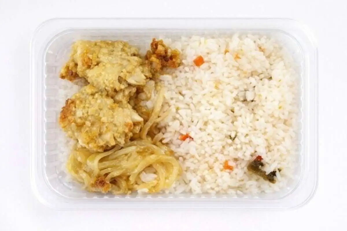 Поджарка из минтая с рисом отварным и овощами