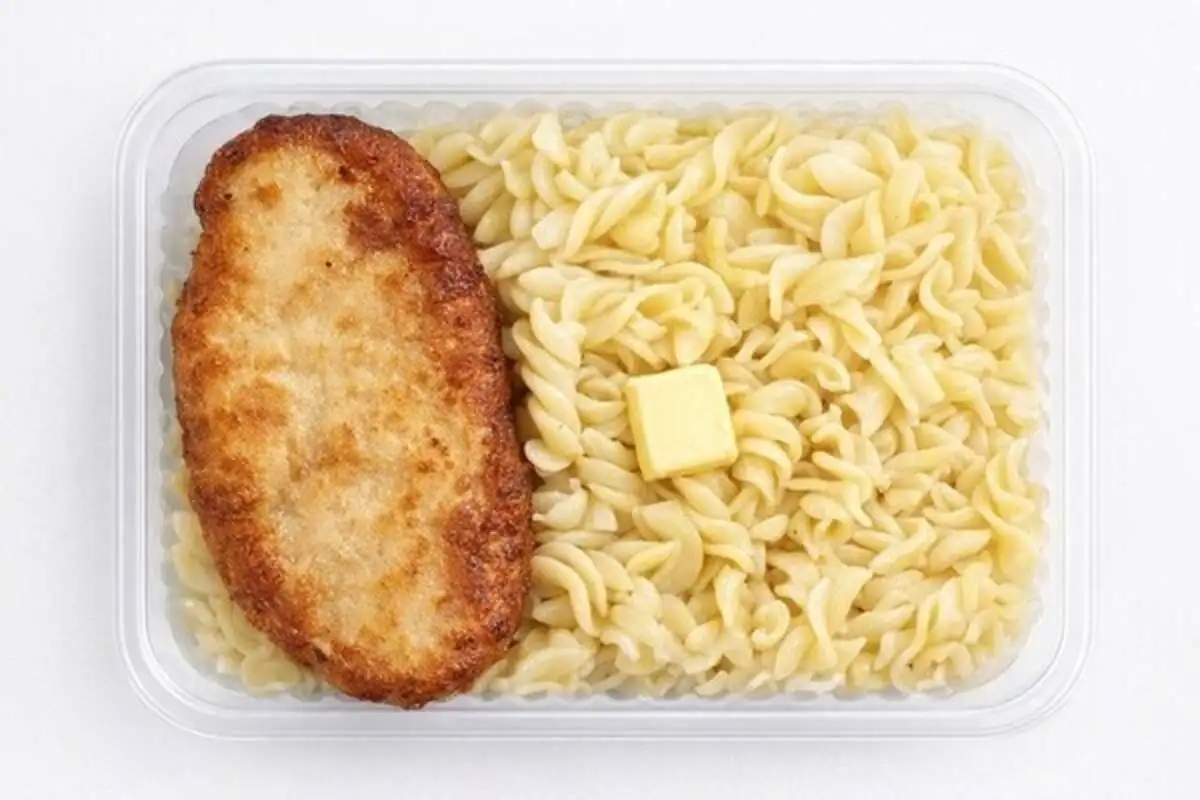 Котлета куриная с макаронами отварными