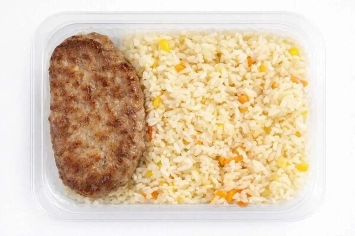 Котлета домашняя с рисом отварным и овощами