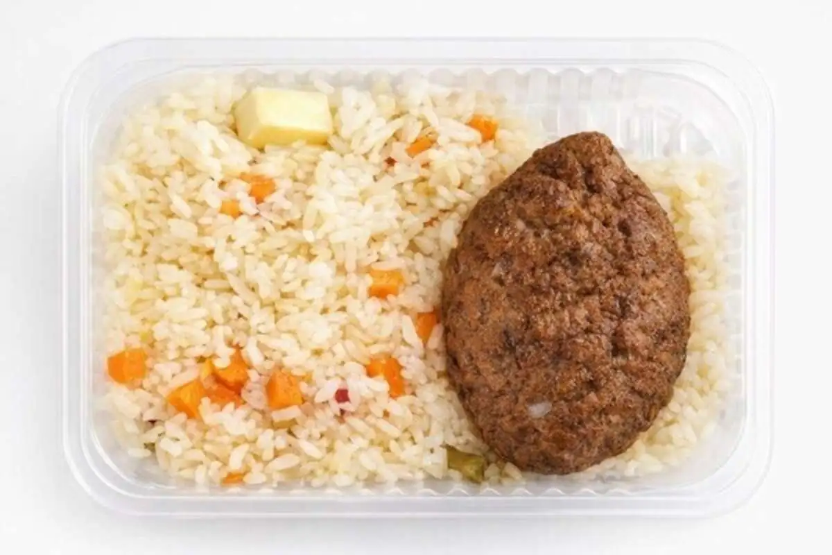 Зраза рубленая с яйцом с рисом отварным и овощами
