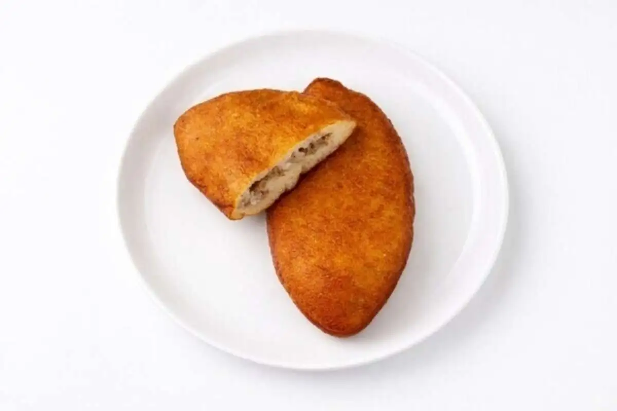 Пирожок жареный с мясом рисом