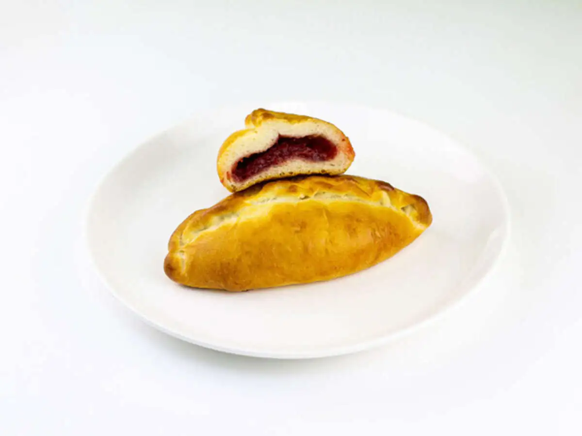 Пирожок печёный с клубникой