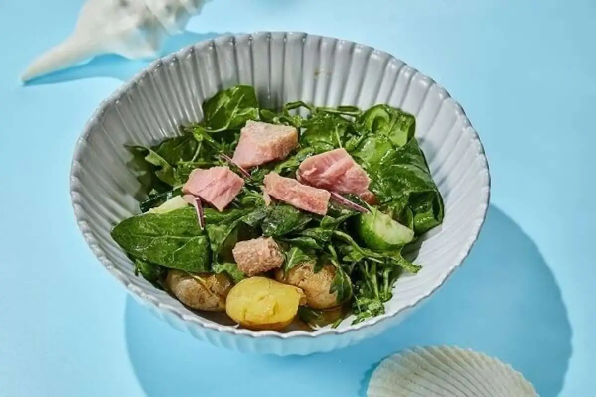 Салат с тунцом конфи