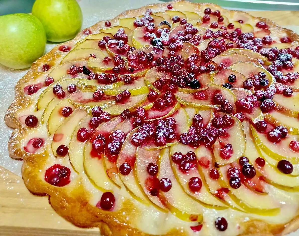 Пирог открытый сдобный с яблоком и брусникой