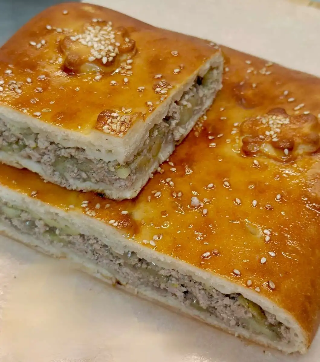 Пирог сдобный с мясом