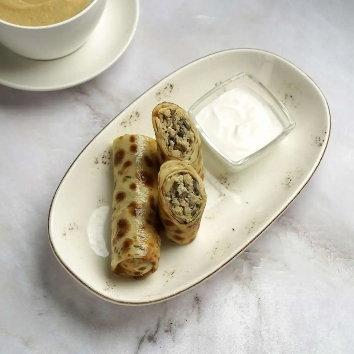 Блины с курицей, грибами и сметаной