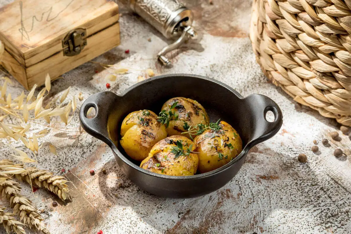 Запеченный в соли картофель 