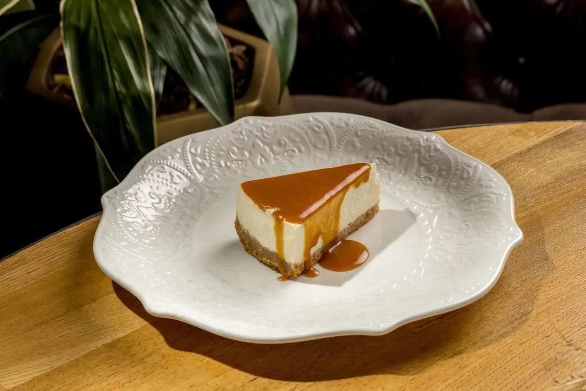 Чизкейк с карамельным соусом