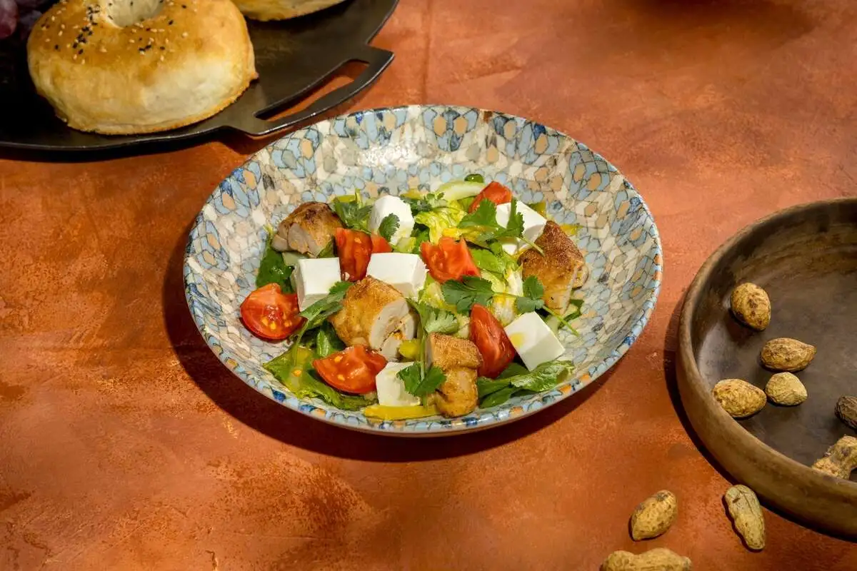 Салат с цыпленком и манговой заправкой